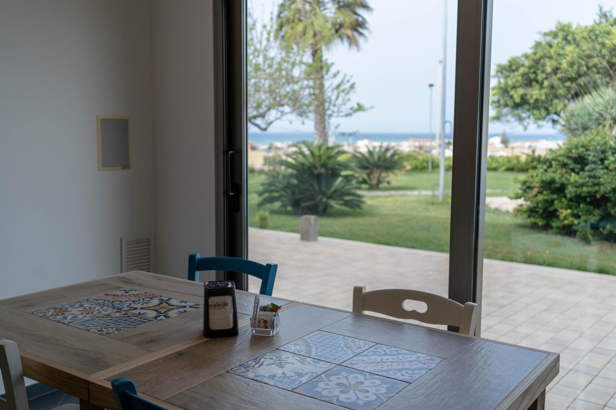 Sikelika Residence Sul Mare Scoglitti Exteriör bild